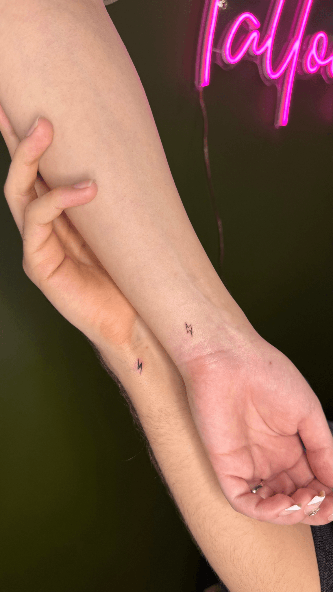 تتو ست مینیمال آذرخش روی مچ